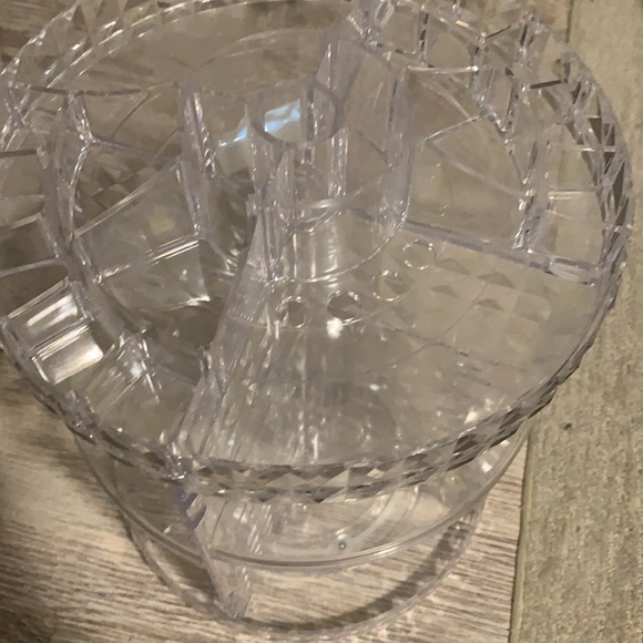 Beautiful clear toiletries/makeup spinning tower - Picture 6 of 6